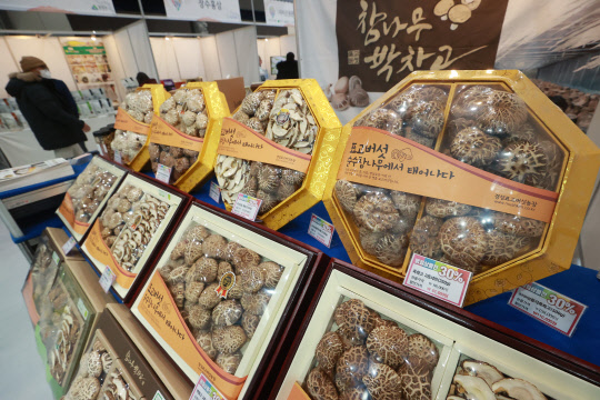 12월 14일 서울 강남구 코엑스에서 열린 설맞이 명절선물전에서 30% 할인 판매하는 명절 선물세트가 진열되어 있다. <연합뉴스>